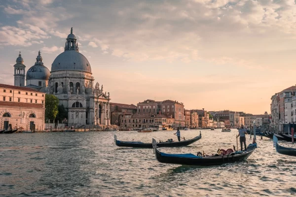 venice romantic photoshoot grand canal gondolas santa maria della salute